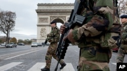 16일 프랑스 파리 개선문 앞을 무장 군인들이 지나고 있다. 