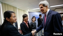 Ngoại trưởng Mỹ John Kerry chúc mừng các sinh viên tốt nghiệp Chương trình Giảng dạy Kinh tế Fulbright (FETP) ở TP.HCM ngày 14/12/2013. Ngoại trưởng Kerry và Bí thư Đinh La Thăng đã chính thức tuyên bố thành lập Đại học Fulbright Việt Nam trong khuôn khổ chuyến thăm Việt Nam của Tổng thống Barack Obama.