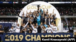 Toute l'équipe et les entraîneurs du Mexique célèbrent leur victoire de la Gold Cup contre les États-Unis à Chicago, Illinois le 7 juillet 2019.