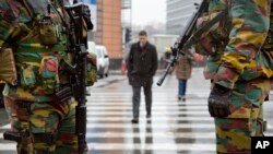 Brüksel'de AB merkezi önünde devriye gezen Belçikalı askerler