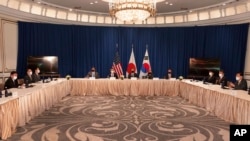 토니 블링컨 미국 국무장관(가운데)과 정의용 한국 외교장관(오른쪽 끝), 모테기 토시미쓰 일본 외무상(왼쪽 끝)이 22일 제76차 유엔총회가 열리는 미국 뉴욕에서 회담했다.