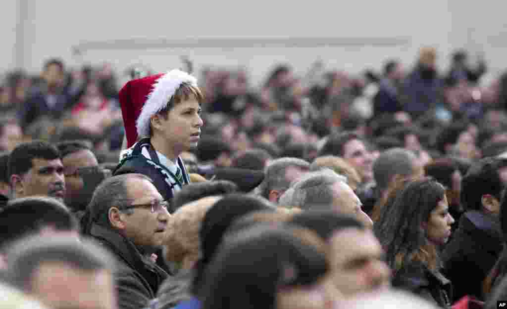 Roma Papası Milad bayramı münasibəti ilə Müqəddəs Peter meydanında toplaşan minlərlə insana xeyir-dua verib -&nbsp; Vatikan, 25 dekabr, 2014.