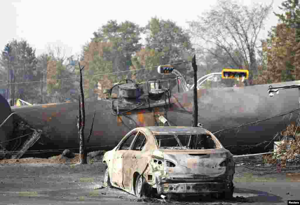 Một chiếc xe hơi bị thiêu rụi sau vụ nổ đoàn tàu chở dầu ở Lac Mégantic, Québec, Canada, 7 tháng 7, 2013.
