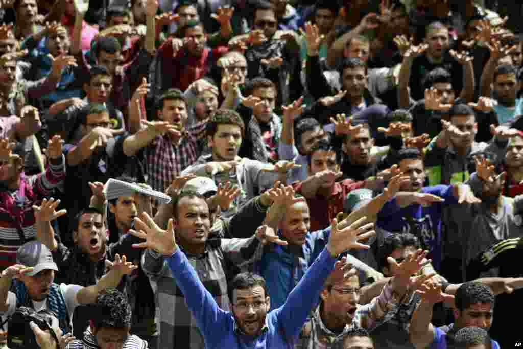 Para demonstran meneriakan slogan-slogan di luar Cairo University di Giza (26/3).&nbsp;(AP/Ahmed Abdel Fattah, El Shorouk)&nbsp;