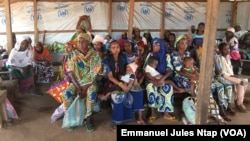 Des réfugiées centrafricaines dans l’attente de distribution des médicaments à Gado-Badzéré, le 6 novembre 2018. (VOA/Emmanuel Jules Ntap)