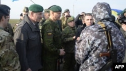 Soldados pro rusos bloquearon la entrada a Crimea a los observadores militares de la OSCE.