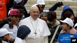 El Vaticano informó que los niños que pasearon con el papa Francisco, el miércoles 15 de abril del 2019, han ido llegando en barco a Italia en los últimos tiempos en virtud de un corredor humanitario.