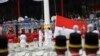 Para pembawa bendera mengibarkan bendera merah putih nasional Indonesia dalam upacara peringatan kemerdekaan di Istana Merdeka di Jakarta, Indonesia, Jumat, 17 Agustus 2018. (Foto: AP)