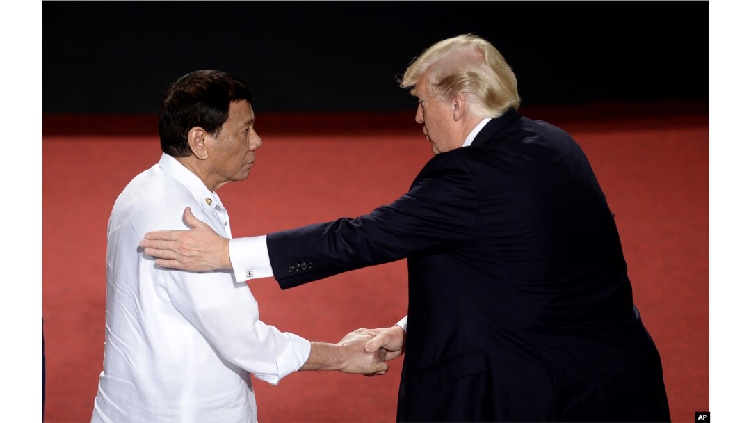 Predsednik Filipina, Rodrigo Duterte, levo, rukuje se sa predsednikom SAD Donaldom Trampom tokom ASEAN samita u Manili, Filipini, 13. novembra 2017.