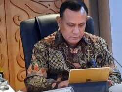 Ketua KPK Firli Bahuri di gedung MPR/DPR, Jakarta, Selasa (14/1). (VOA/Fathiyah)