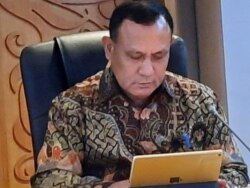 Ketua KPK Firli Bahuri (kanan) di gedung MPR/DPR, Jakarta, Selasa (14/1). (VOA/Fathiyah)