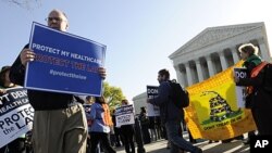 Health care law proponents (L) walk past opponents from the Tea Party Patriots group (R) on the sidewalk outside ongoing legal arguments over the Patient Protection and Affordable Care Act at the Supreme Court in Washington, March 26, 2012. 