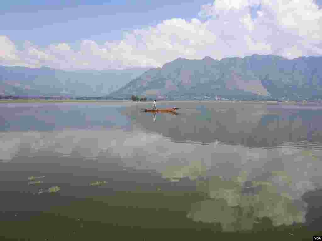 Dal Lake in Srinagar, Indian Kashmir. (Aru Pande/VOA) 