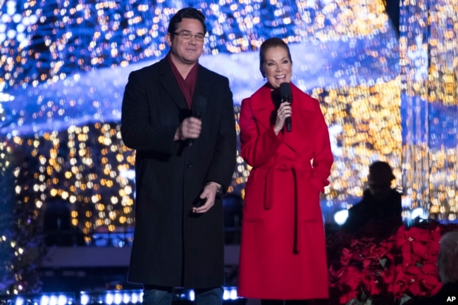 Kathie Lee Gifford y el actor Dean Cain condujeron la ceremonia de iluminación del Árbol de Navidad Nacional en Washington DC.