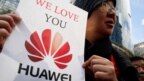 Một người Trung Quốc bày tỏ tình yêu đối với tập đoàn Huawei bên ngoài tòa án ở Canada.