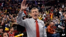 Craig Sager acknowledges the crowd during a timeout in a game between the Chicago Bulls and the Oklahoma City Thunder in Chicago. Sager is going to work his first NBA Finals game. The longtime sideline reporter has been added to ESPN's broadcast team for 