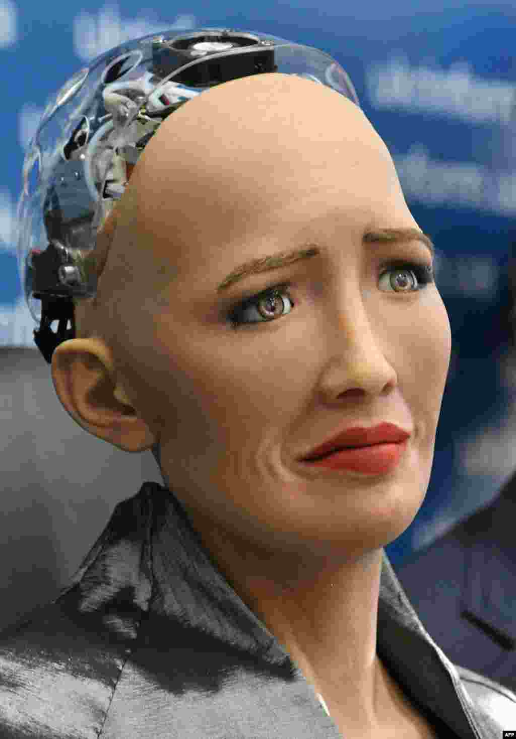 عکس العمل سوفیا، یک ربات انسان نما به یک خبر بد در یک کنفرانس خبری در کی&zwnj;یف. این ربات انسان نما توسط شرکت هنگ کنگی &laquo;هانسون رباتیک&raquo; طراحی و توسعه یافته&zwnj; است.