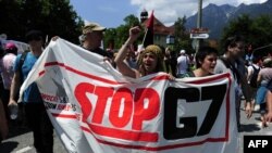 Demonstran anti-G7 membawa spanduk bertuliskan 'Stop G7' di Garmisch-Partenkirchen, Jerman selatan, 6 Juni 2015, menjelang KTT G7, yang akan berlangsung di Kastil Elmau, 7-8 Juni.