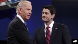 美国副总统拜登（左）和共和党副总统候选人瑞安众议员10月11日晚在肯塔基州举行辩论前