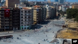 Gradjani u blizini Gezi Parka, u blizini trga Taksim, Istanbul,17,juni, 2013. 