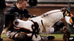 Foto de archivo del choque entre Scott Cousin, de los Marlins de Florida (derecha) y el receptor Buster Posey, de los Gigantes de San Francisco.