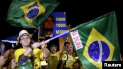 Des Brésiliens protestent contre la présidente Dilma Rousseff à Brasilia, 13 avril 2016.