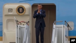 美国总统奥巴马离开老挝前在空军一号上合掌致意