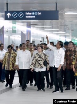 Presiden Jokowi meninjau MRT di Stasiun Bundaran HI Jakarta, Selasa (19/3) (Foto: Biro Pers Sekretariat Presiden).