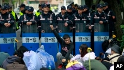 3月20日抗议服贸协议的台湾学生在立法院外和警察对峙