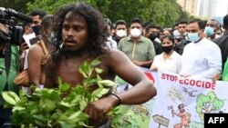 Seorang pria yang berasal dari suku Vedda ikut serta dalam aksi unjuk rasa menentang maraknya deforestasi yang terjadi di berbagai wilayah. Aksi tersebut dilakukan di Colombo, Sri Lanka, pada 24 Maret 2021. (Foto: AFP/Lakruwan Wanniarachchi)