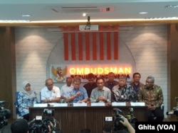 Ombusdman RI bersama perwakilan dari PT PLN Persero, Dewan Energi Nasional, dan YLKI dalam konferensi pers terkait pemadaman listrik massal 4 Agustus 2019, di kantor Ombusdman RI, Jakarta, Kamis (8/8). (Foto: VOA/Ghita).