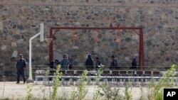 Cảnh sát Afghanistan chuẩn bị các dây thòng lọng để hành quyết tù nhân tại nhà tù ở Kabul, ngày 8/10/2014.