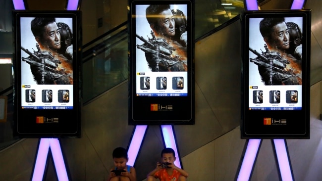 资料照片: 北京一家影院展示电影《战狼2》的屏幕。(2017年8月10日)