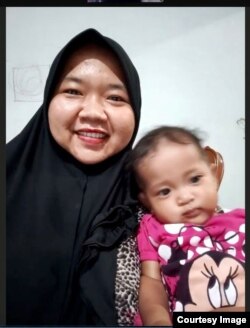 Lea Mayriani (35 tahun), ibu dua anak di Jakarta, yang memilih tidak melanjutkan imunisasi putrinya karena khawatir tertular COVID-19 (dok: pribadi).
