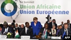 La chancelière allemande Angela Merkel, au centre, salue le président ivoirien Alassane Ouattara, deuxième à gauche, et le président de la Guinée et président de l'Union africaine Alpha Conde, deuxième à droite, aux côtés du président de la Commission de 