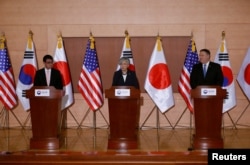 마이크 폼페오 미 국무장관(오른쪽)이 강경화 한국 외교장관(가운데), 고노 다로 일본 외무상과 공동 기자회견을 하고 있다.
