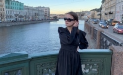 Darya, 19, berpose untuk sebuah pemotretan di Saint Petersburg, Russia, pada 22 November 2021. Darya merupakan satu dari banyaknya korban kekerasan yang dilakukan oleh kekasihnya sendiri. (Foto: Reuters/Dmitry Vasilyev)