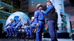 Jeff Bezos recevant ses ailes d'astronaute Blue Origin le jour du lancement du vaisseau New Shepard, le 19 juillet 2021.