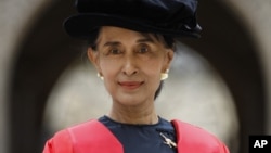 Burma opposition leader Aung San Suu Kyi, poses for the photographers following an award ceremony at the Oxford University, Oxford, England, June 20, 2012.