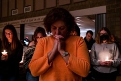 Doa bersama yang diadakan di Gereja Komunitas Lake Point di Oxford, Michigan di mana anggota komunitas berdoa untuk korban yang terbunuh dan terluka setelah penembakan di Oxford High School di Oxford, Michigan. (Foto: Reuters)