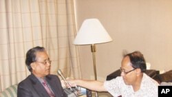 পূর্ত প্রতিমন্ত্রী আব্দুল মান্নান খান ভয়েস অফ আমেরিকাকে সাক্ষাৎকার দিচ্ছ্নে।