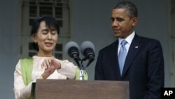 Pemimpin oposisi Myanmar Aung San Suu Kyi dan Presiden AS Barack Obama saat akan berbicara dengan media di Yangon, Myanmar, 2012.(AP/Carolyn Kaster)
