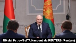 Олександр Лукашенко розмовляє з представниками російських державних ЗМІ в Мінську 8 вересня 2020 р.