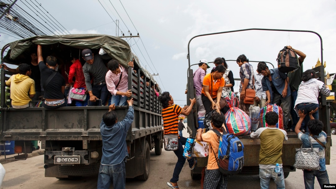 Công nhân Campuchia trên xe tải quân sự để vượt biên giới Thái Lan - Campuchia ở Aranyaprathet Sa Kaew, ngày 15/6/2014.