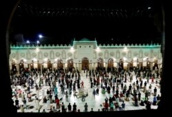 Salat Tarawih di dalam Masjid Al-Azhar pada bulan puasa Ramadan, di kawasan Islam tua Kairo, Mesir, di tengah pandemi COVID-19, 13 April 2021. (REUTERS / Mohamed Abd El Ghany)