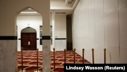 Sebuah masjid yang sebagian besar kosong selama sholat tarawih. Biasanya jamaahnya mencapai lebih dari seribu orang, di Asosiasi Muslim Puget Sound pada hari pertama Ramadan selama wabah COVID-19 di Redmond, Washington, AS, 24 April 2020. (Foto : Reuters/