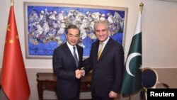 Pakistan's Foreign Minister Shah Mehmood Qureshi shakes hand with Chinese State Councilor and Foreign Minister Wang Yi at the Ministry of Foreign Affairs in Islamabad, Pakistan, Sept. 8, 2018. (Ministry of Foreign Affairs handout via Reuters).