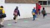 Les points verts sur le sol aident les élèves à garder leurs distances dans cette école canadienne pendant la pandémie de COVID-19, à Saint-Jean-sur-Richelieu au Québec, le 11 mai 2020. (REUTERS/ Christinne Muschi)