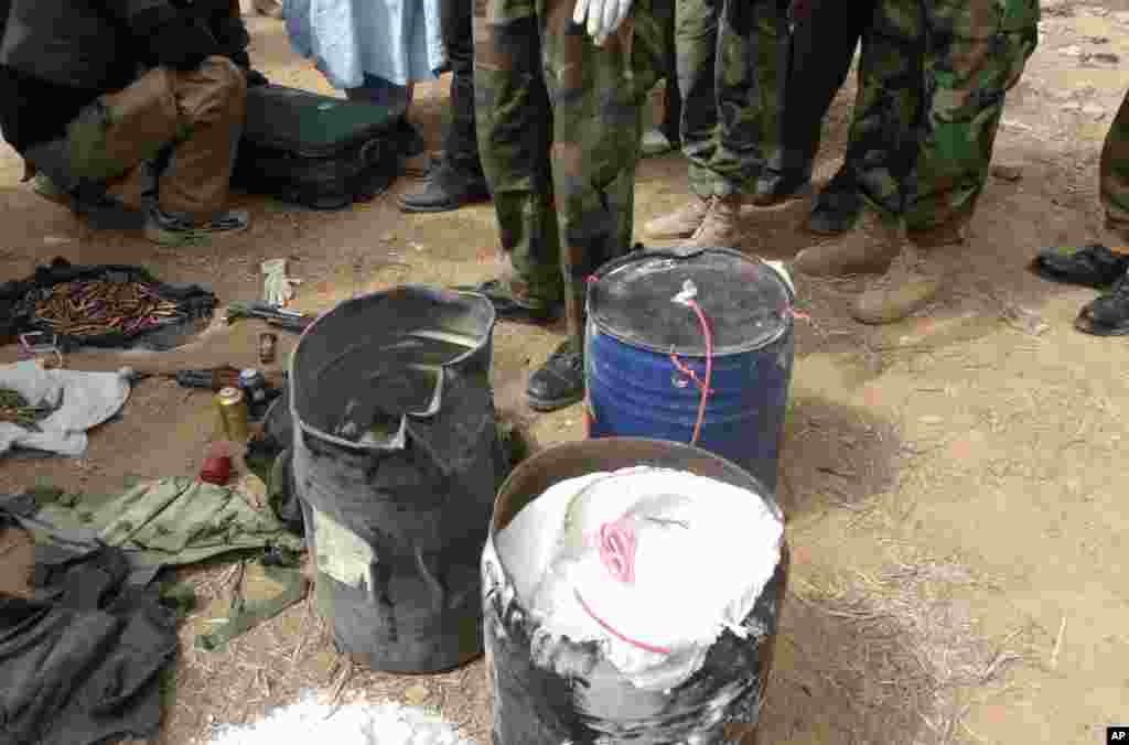 Bama-baman da aka fara hadawa cikin durom da kuma bindigogi da albarusai a cikin wannan gida dake Sabuwar Gandu a yankin karamar hukumar Kumbotso ta Kano