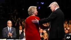 Dua capres AS, Hillary Clinton dan Donald Trump pada debat pertama di Universitas Hofstra di kota Hempstead, New York (26/9) lalu.
